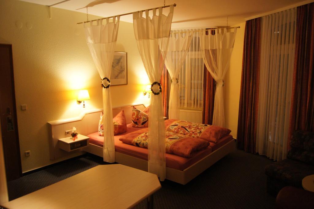 Hotel "Drei Rosen" Ohg Regina & Hans - Peter Fassbinder Leinefelde-Worbis Экстерьер фото