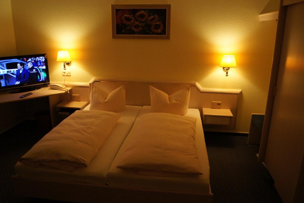 Hotel "Drei Rosen" Ohg Regina & Hans - Peter Fassbinder Leinefelde-Worbis Экстерьер фото